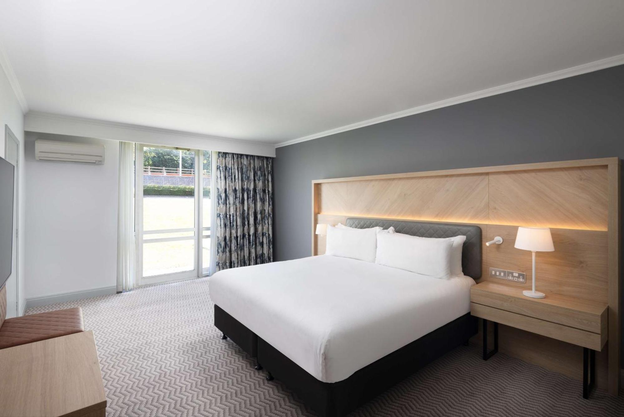 Hilton Northampton Hotel Exterior photo